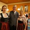 Stadtkapellen-Vorsitzende Clarissa Beck freut sich über die bissige Unterstützung des Duos Zwida & Wurzn alias Robert Höck und Veronika Günther beim Starkbierfest.