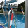 Michael Ammer nutzt im Freibad Aquamarin in Bobingen die erste Gelegenheit des Jahres, vom Sprungturm zu hüpfen. „Das ist einfach mein Ding“, sagt er. Trotz vieler Regeln und Absperrungen genießt er wie viele leidenschaftliche Schwimmer die Rückkehr in die Freibäder, egal bei welchem Wetter.  	