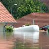 Ein Flüssiggastank schwimmt im Deggendorfer Ortsteil Fischerdorf im Hochwasser der Donau.