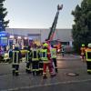 In einem Pöttmeser Gewerbebetrieb brach am Mittwochabend ein Brand aus. Es kam zu einem Feuerwehr-Großeinsatz. 