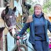 Hat ein Faible für Pferde und ein Gespür für Krimi-Spannung: Nicola Förg auf ihrem Hof Prem, das an der Grenze zum Ostallgäu liegt. 	