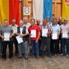 Insgesamt 20 Mitglieder gehören seit 50 Jahren oder länger dem Obermeitinger Radfahrverein "All Heil" an. Der Vorsitzende Botho Geschwindner (links) überreichte den Geehrten eine Urkunde und ein Ehrenzeichen in Gold.