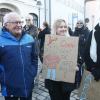 Phasenweise haben nach Schätzungen der Polizei am Samstagnachmittag bis zu 2200 Menschen auf dem Aichacher Stadtplatz für Demokratie und Freiheit demonstriert.