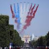 Farb-Panne während einer Flugshow zum französischen Nationalfeiertag: Eines der Flugzeuge, die Rauchspuren in den Farben der Flagge hinter sich herziehen sollten, war falsch beladen.