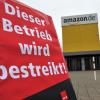 Vor dem Amazon Logistikzentrum Graben steht ein Plakat: "Dieser Betrieb wird bestreikt". 