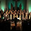 Helmut Röhm begleitete das afrikanische Lied „Hlonolofatsa“, gesungen vom Gospelchor Salvation mit der Djembe.