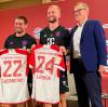Raphael Guerreiro (l-r) und Konrad Laimer sind bereits Bayern-Spieler, ein anderer namens Harry Kane soll es bald werden.