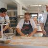 Den Bäckermeistern Andrè und Hans-Jürgen Heuck sowie Geselle Alexander Heuck geht es in der offenen Backstube um Brot aus besten Zutaten.