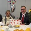 Maria Ender feierte ihren 100. Geburtstag. Dazu gratulierten Bürgermeister Roland Eichmann (links) und BRK-Geschäftsführer Robert Erdin. 	