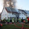 Die Feuerwehr rettete ein älteres Ehepaar aus dem Wohnhaus, das am Dienstagabend in Günzburg-Riedhausen in Brand geraten war.