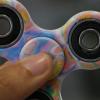 So sieht das aktuelle Trend-Spielzeug aus. Mit viel Schwung kann jeder die Fidget Spinner zum „Spinnen“ bringen. Im Internet kursieren bereits Videos, die coole Tricks zeigen. 