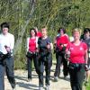Walken mit Hanteln: Eva Graf führte die Trainer des Nordic-Walking-Zentrums Monheimer Alb in die neue Trendsportart ein. Foto: Münsinger
