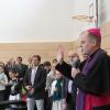 Weihbischof Florian Wörner segnete in der neuen Turnhalle die Erweiterungen der Maria-Ward-Schule. 