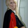 Supermodel Claudia Schiffer wirft sich in Flagge.