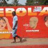 Ebola-Symptome sind auf einer Wand im liberianischen Monrovia aufgemalt. Während Liberia offiziell als Ebola-frei gilt, haben Sierra Leone und Guinea noch einen weiten Weg vor sich.