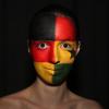 Deutschland gegen Ghana lautet das Duell am Samstagabend. Das Model auf dem Bild trägt die Farben der deutschen und ghanaischen Landesfahne im Gesicht.