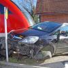 Wirtschaftlicher Totalschaden entstand an diesem Auto, in das am Dienstag in Neuburg ein Zug prallte. Der Fahrer des Wagens wurde leicht verletzt. 