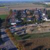 Die Erschließungsarbeiten für das Neubaugebiet ganz im Norden des Bärenkellers laufen. Links befindet sich die Hirblinger Straße, nördlich des Baugebiets ist die bestehende Siedlung zu sehen. 	