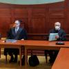Die beiden Angeklagten, ein Mann (l) und eine Frau (r), sitzen neben ihren Anwälten im Sitzungssaal im Landgericht.