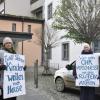 Mitglieder der Glaubensgemeinschaft Zwölf Stämme protestieren vor dem Landratsamt in Donauwörth dagegen, dass ihnen das Sorgerecht für ihre Kinder entzogen wurde. 