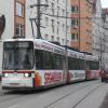 Das ist eine Tram vom Typ GT 6, Baujahr 1996. Sie hat weniger Plätze und weniger Fahrkomfort als die neueren Combinos und Cityflex-Fahrzeuge. Manche Fahrgäste klagen, dass die GT-6-Wagen sehr häufig auf der Linie 6 (hier in der Prinzstraße) eingesetzt werden.  