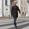 Der Oberbürgermeisterkandidat der SPD, Felix Bredschneijder, ist oft zu Fuß in Landsberg unterwegs.