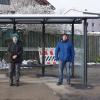 Das Wartehäuschen mit (von links): Erika Schmiddunser, Elfriede Kraus (Anwohner), Bürgermeister Moritz Hartmann und Michael Oberndörfer (Bauamt). 	