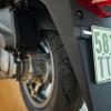 Seit dem 1. März haben die grünen Moped-Kennzeichen ihre Gültigkeit verloren. Fahrer müssen sich bei ihrem Versicherer schwarze Schilder besorgen.