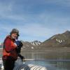 Peter Hohenhaus reist seit mehr als zehn Jahren an dunkle Orte. Hier ist er mit einem Boot in Spitzbergen auf dem Weg zu einer ex-sowjetischen Geisterstadt.