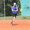 Den Ball im Blick: Alexander Leischner vom TC Aichach gehört zu den größten Nachwuchstalenten im Wittelsbacher Land. Bei den Tennis-Landkreismeisterschaften gewann der Aichacher bei der U18 den Titel und spielte auch bei den Männern mit. Der 16-Jährige ist aber auch abseits des Tennisplatzes aktiv. 	<b>Fotos: Sebastian Richly</b>

