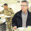 Kantinenfrühstück: Verteidigungsminister Thomas de Maizière besuchte gestern das Bundeswehrcamp Marmal in Masar-i-Scharif in Afghanistan.  