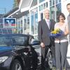 Auf dem Foto ist die glückliche Gewinnerin mit ihrem neuen Auto zusammen mit dem Unterdießener Geschäftstellenleiter der Genossenschaftsbank Christian Steuer und Ehemann Franz Landes zu sehen. 