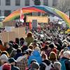 Mehrere tausend Bürgerinnen und Bürger beteiligten sich an einem Protestmarsch gegen Rechtsextremismus und die Politik der AfD in Schweinfurt. Aufgerufen hatte dazu das Bündnis "Schweinfurt ist bunt".