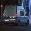 Ein Polizeifahrzeug fährt am Mittwoch in das Berliner  Landeskriminalamt. Beamte des LKA Berlin nahmen in einer Wohnung einen 27-Jährigen unter Terrorverdacht fest. Foto: dpa 