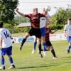 Der TSV Holzheim (in Blau-Weiß) und der SV Oberroth (in Schwarz-Rot) sind zwei der vier in der Bezirksliga verbliebenen Vereine. 