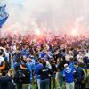 Darmstadts Fans feiern im Stadion am Böllenfalltor den Aufstieg in die Bundesliga.