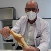 Chefarzt Dr. Thomas Seeböck-Göbel ist Unfallchirurg am Mindelheimer Krankenhaus. Hier zeigt er das Modell eines Kniegelenks.  	