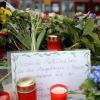 Blumen und Kerzen erinnern an die brutale Messerattacke am Grafinger Bahnhof. Im Mai 2016 wurde dort ein Mann getötet. 