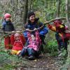 Warm und wetterfest eingepackt können sich Kinder im Wald genauso austoben wie in einem normalen Kindergarten. Die Nähe zur Natur ist nach Ansicht von Pädagogen hilfreich für Entwicklung und Erziehung. 