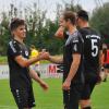 Zufriedene Gesichter und gegenseitige Glückwünsche gab es beim FC Lauingen (von rechts Hannes Gentner und Elias Griener) nach dem 2:0-Heimerfolg über das Spitzenteam aus Wiesenbach.
