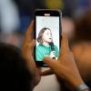 Während einer Pressekonferenz ist Greta Thunberg, Klimaaktivistin aus Schweden, auf dem Display eines Mobiltelefons zu sehen.
