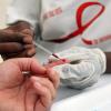 Ein Mann wird im südafrikanischen Johannesburg auf HIV getestet. Gegenwärtig infizieren sich jährlich weltweit noch rund 2,1 Millionen Menschen mit dem HI-Virus.