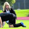 Bei Verletzungen schnell zur Stelle: Seit dieser Saison werden die Nördlinger Fußballer von Jessika Bäurle betreut. Hier sorgt sie dafür, dass Jürgen Thum wieder auf die Beine kommt. Foto: jais