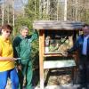 Gabriele Achter vom Verschönerungsverein, Stadtgärtner Andreas Honner, Bürgermeister Paul Gruschka und Kurdirektorin Petra Nocker (von links) vor dem neuen Vogelschaukasten. 	 