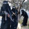 Screenshot eines Propagandavideos der IS-Miliz zeigt voll verschleierte Frauen mit Gewehren.