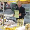 Die Imker auf dem Meringer Wochenmarkt (im Bild Gerhard Beier) klären mit einem Hinweisschild über ihre gentechnikfreie Ware auf und suchen gerne das Gespräch mit ihren Kunden. 