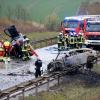 Ein ausgebrannter PKW und ein weiteres verunfalltes Fahrzeug an der Unfallstelle auf der B247 bei Bad Langensalza in Thüringen.