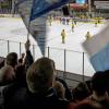 Bislang wurde beim HC Landsberg friedlich in der Halle gefeiert und die Mannschaft angefeuert. Jetzt gab es einen ersten Zwischenfall auf dem Parkplatz. Dem prügelnden Eishockey-Fan droht der HCL mit einem Hausverbot.