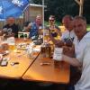 Bereits zum dritten Mal veranstaltet Acky Resch (vorne rechts) den Biergarten am Meringer Badanger. Im vorigen Jahr erhielt er von den Fans sogar einen Abschiedsbierkrug.