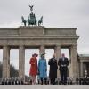 König Charles III. von Großbritannien und Königsgemahlin Camilla  werden am Brandenburger Tor von Bundespräsident Frank-Walter Steinmeier und seiner Frau Elke Büdenbender mit militärischen Ehren begrüßt.